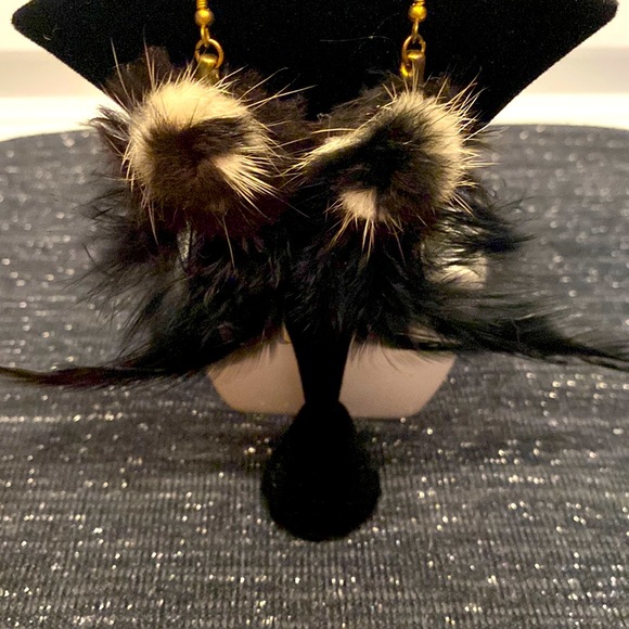 🆕Funky Black/White Feather Earrings - Picture 2 of 3
